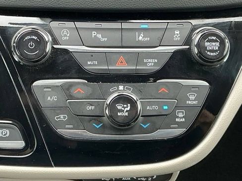 Used 2024 Chrysler Pacifica Touring-L FWD image 29