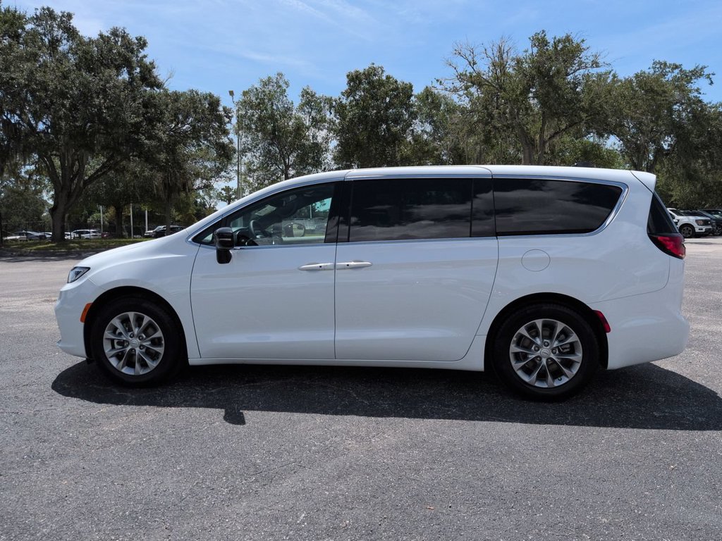 Used 2026 Chrysler Pacifica Limited FWD image 7