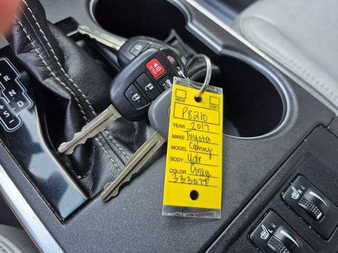 Used 2017 Toyota Camry XLE image 23