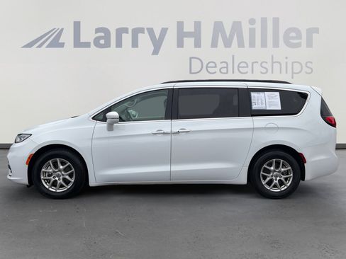 Used 2022 Chrysler Pacifica Touring-L FWD image 2