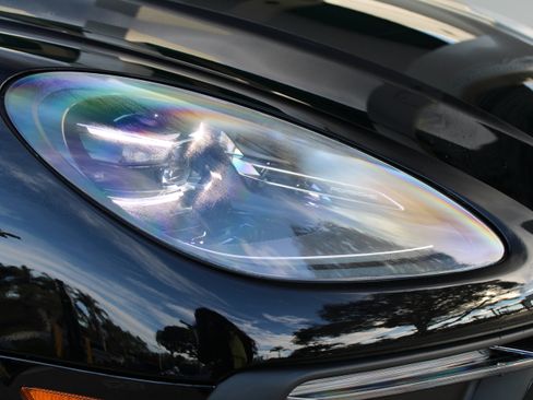 Certified 2025 Porsche Macan image 11