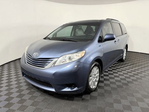 Used 2017 Toyota Sienna LE image 2