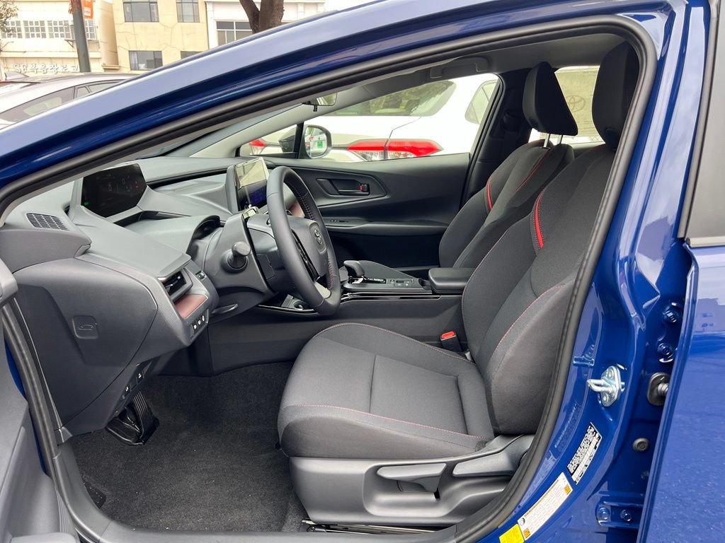 New 2027 Toyota Prius Plug-In Hybrid FWD image 9