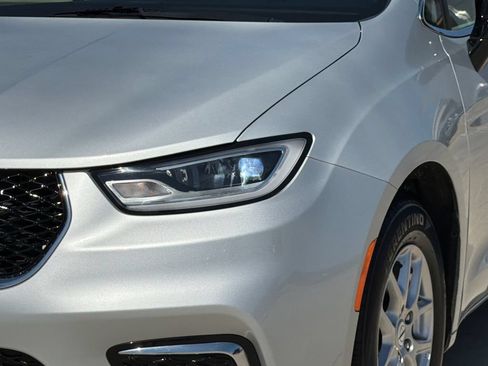 Used 2024 Chrysler Pacifica Touring-L FWD image 4