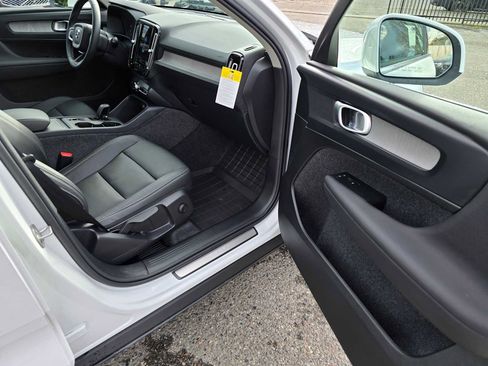 Used 2025 Volvo XC40 B5 Core w/ Protection Package Premier image 12