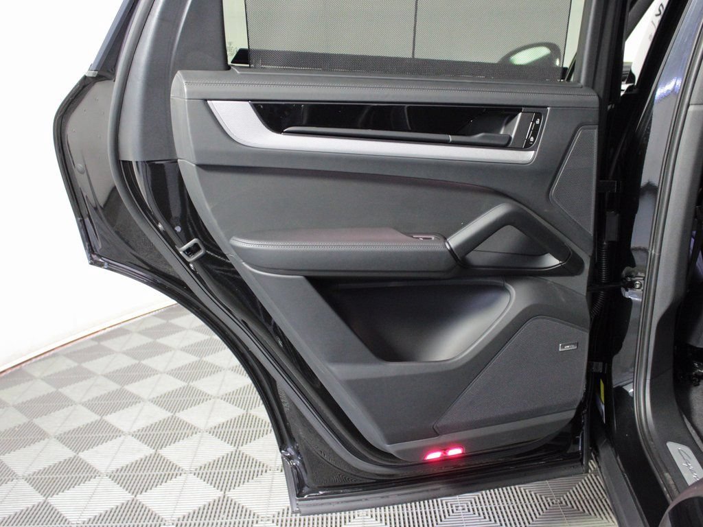 Certified 2026 Porsche Cayenne E-Hybrid Coupe AWD/4WD image 33