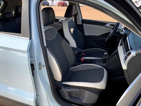 Used 2025 Volkswagen Taos SE image 9