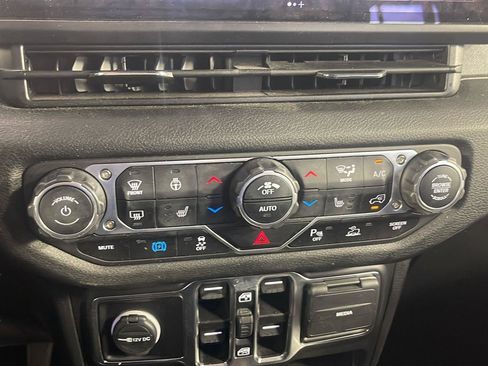 Used 2024 Jeep Wrangler Unlimited AWD/4WD image 18