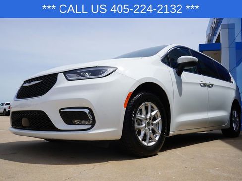 Used 2023 Chrysler Pacifica Touring-L FWD image 4