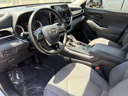Used 2021 Toyota Highlander LE FWD image 15