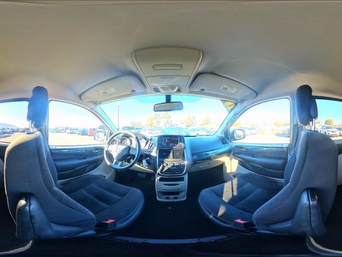 Used 2018 Dodge Grand Caravan SE w/ UConnect Hands-Free Group image 32