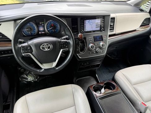 Used 2018 Toyota Sienna Limited Premium FWD image 30