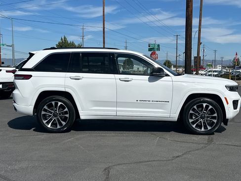 Used 2023 Jeep Grand Cherokee Overland AWD/4WD image 3