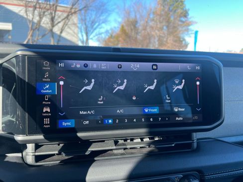 Used 2025 Jeep Wrangler Sahara image 21