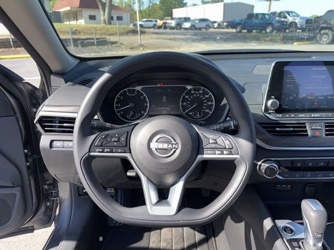 Used 2025 Nissan Altima 2.5 SV image 11