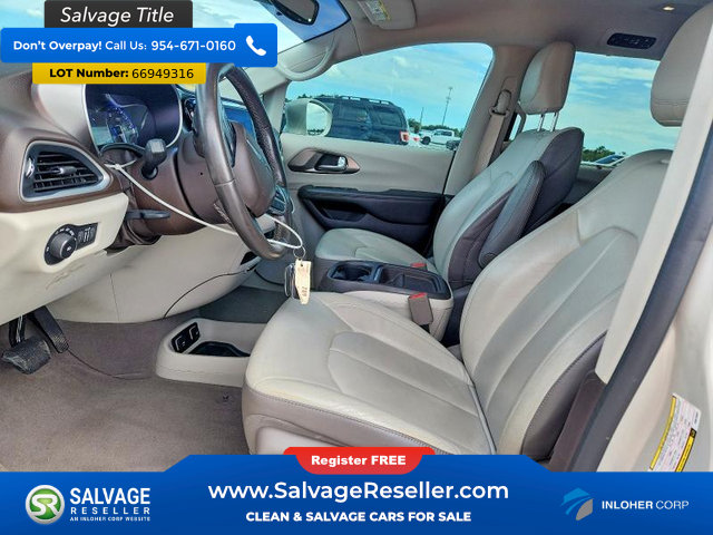 Used 2017 Chrysler Pacifica Touring-L FWD image 9