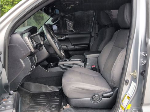 Used 2017 Toyota Tacoma TRD Off-Road image 12