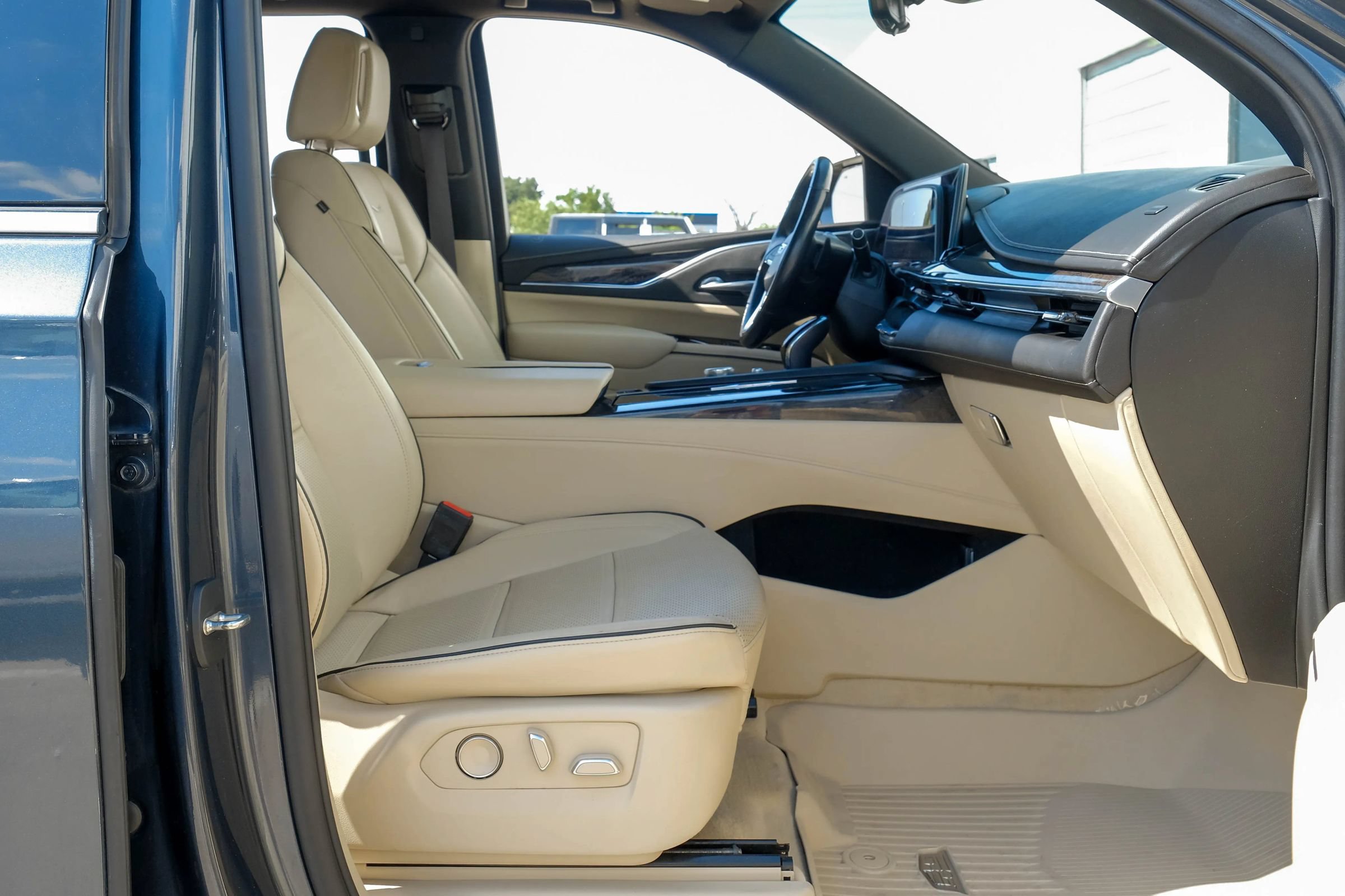 Used 2021 Cadillac Escalade Premium Luxury w/ Driver Assist Tech Package AWD/4WD image 37