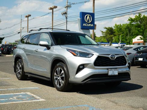 Used 2022 Toyota Highlander XLE AWD/4WD image 1