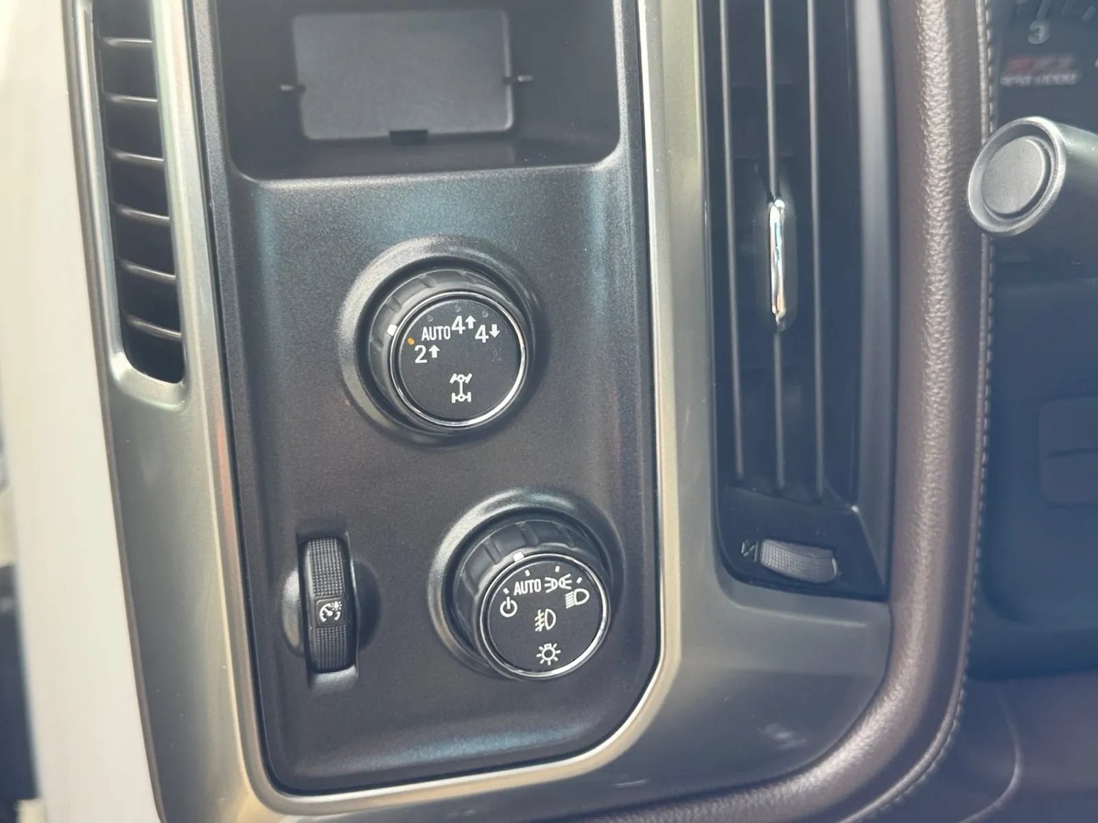 Used 2018 Chevrolet Silverado 1500 LTZ Z71 AWD/4WD image 25