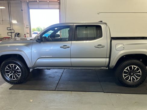 Used 2022 Toyota Tacoma TRD Sport w/ TRD Premium Sport Package AWD/4WD image 9