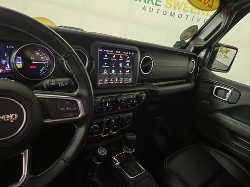 Used 2022 Jeep Wrangler Unlimited Sahara w/ Cold Weather Group AWD/4WD image 22