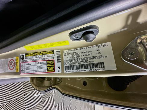 Used 2018 Toyota Tacoma TRD Sport w/ Technology Package image 12