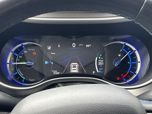 Used 2021 Chrysler Pacifica Touring-L FWD image 21