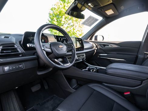 Used 2025 Chevrolet Traverse LT AWD/4WD image 5