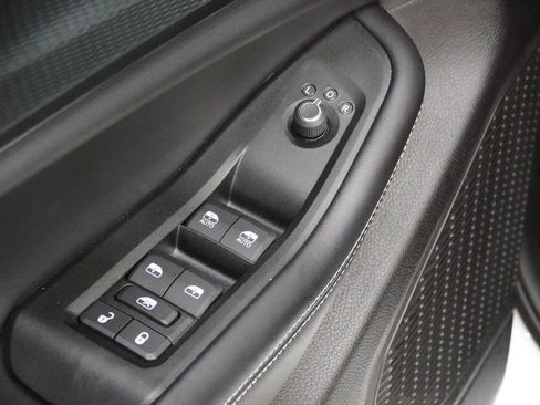 Used 2025 Jeep Grand Cherokee L Altitude AWD/4WD image 27