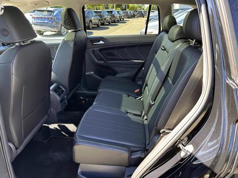 Used 2024 Volkswagen Tiguan SE w/ Panoramic Sunroof Package AWD/4WD image 13