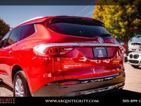 Used 2023 Buick Enclave Essence image 10