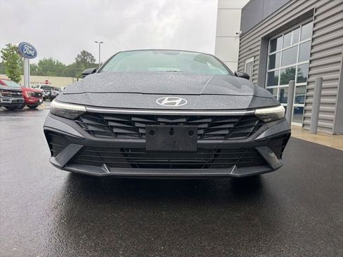 Used 2025 Hyundai Elantra Sport FWD image 2
