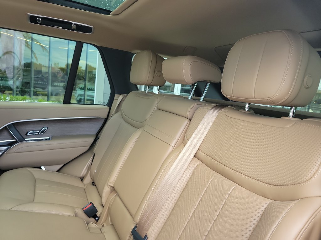 Certified 2025 Land Rover Range Rover SE AWD/4WD image 15