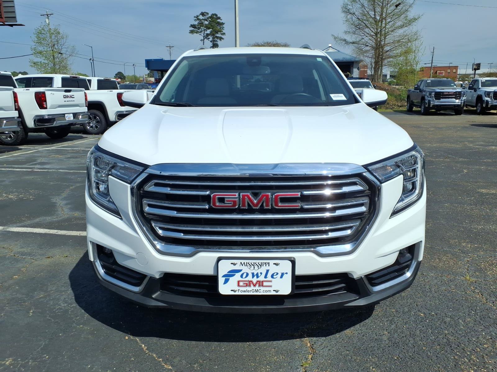 Used 2023 GMC Terrain SLT FWD image 2