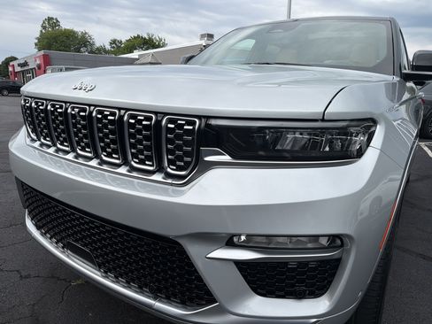 Certified 2025 Jeep Grand Cherokee Summit w/ Luxury Tech Group V AWD/4WD image 5