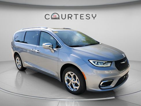 Used 2021 Chrysler Pacifica Limited AWD/4WD image 4