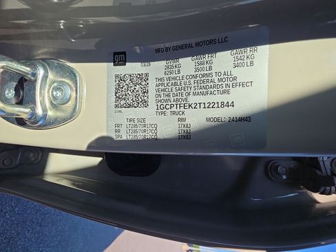 Used 2026 Chevrolet Colorado ZR2 w/ Technology Package AWD/4WD image 35