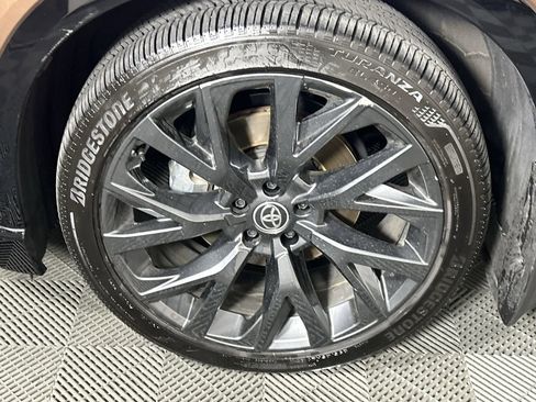 Used 2025 Toyota Crown Signia image 9