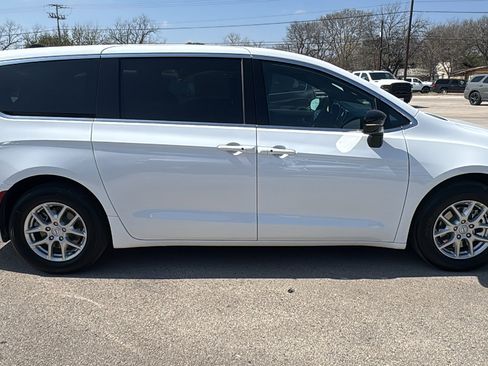 New 2026 Chrysler Pacifica Select image 4