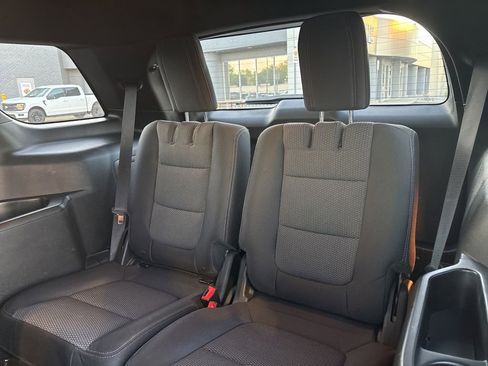 Used 2018 Ford Explorer XLT AWD/4WD image 11
