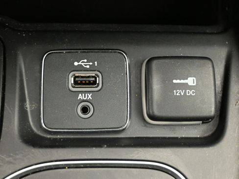 Used 2020 Jeep Cherokee Latitude w/ Cold Weather Group FWD image 18