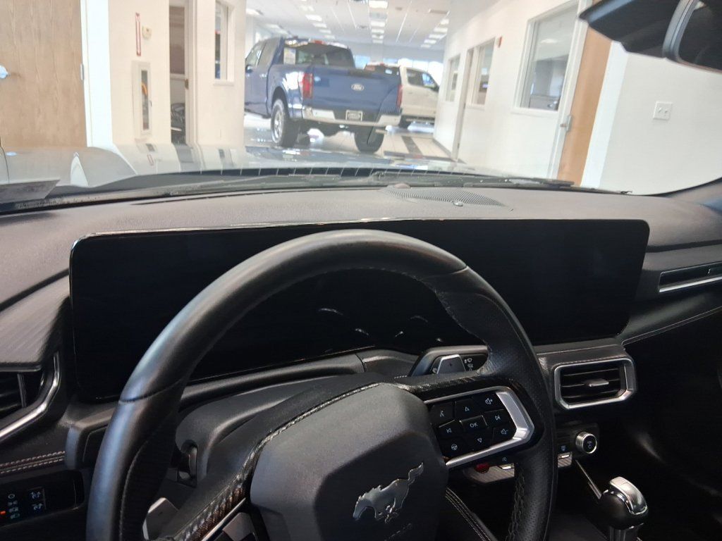 Used 2025 Ford Mustang GT Premium RWD image 2