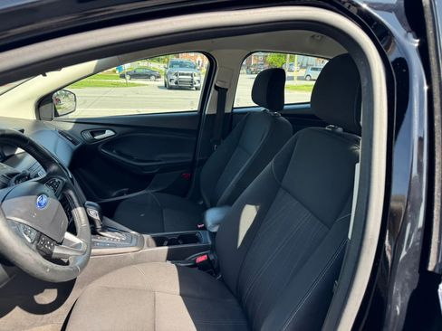 Used 2018 Ford Focus SE w/ SE Appearance Package image 24