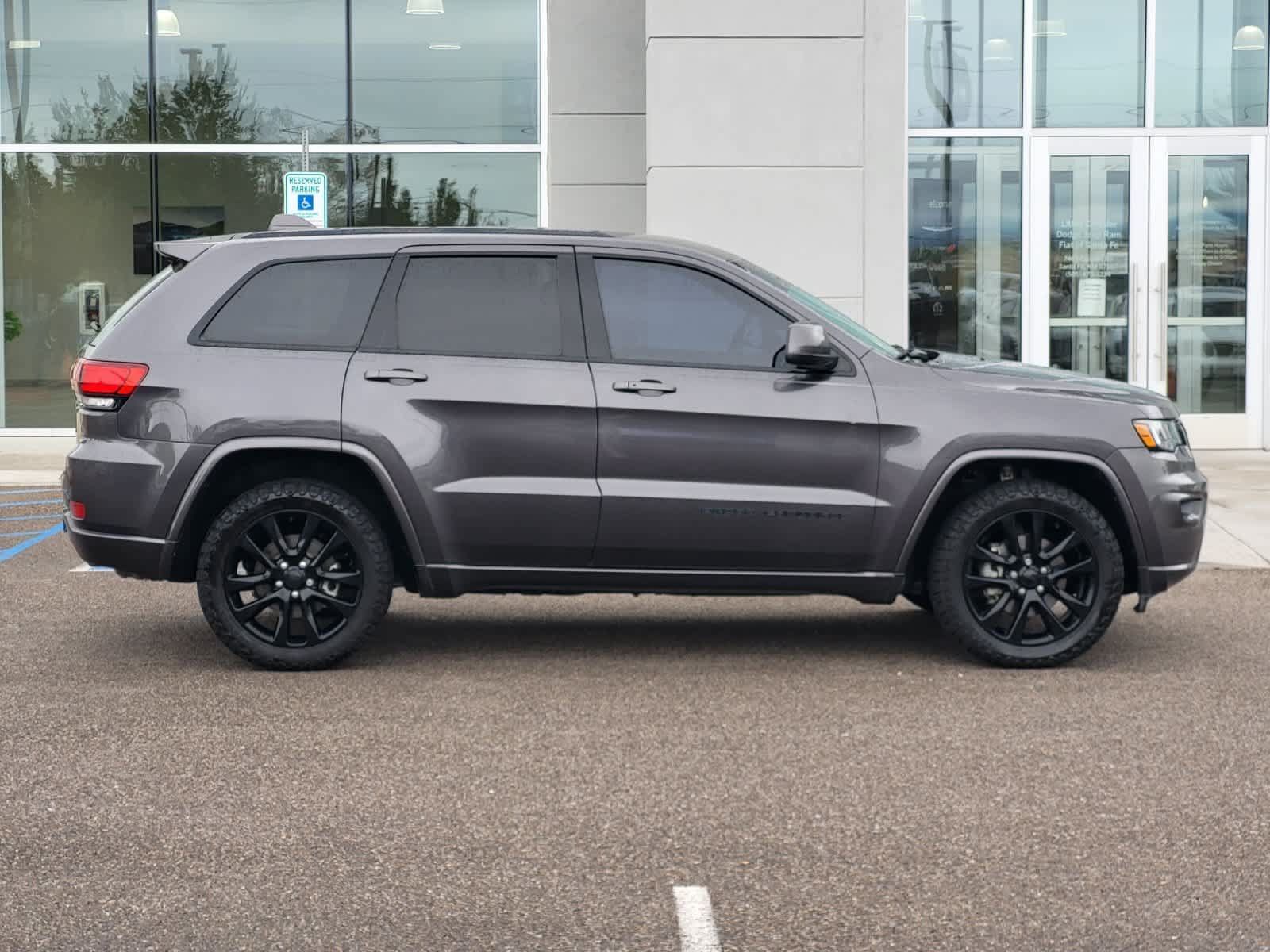 Used 2017 Jeep Grand Cherokee Altitude AWD/4WD image 4