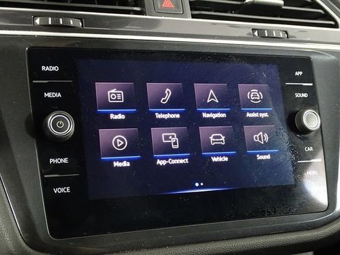 Used 2024 Volkswagen Tiguan SE image 27