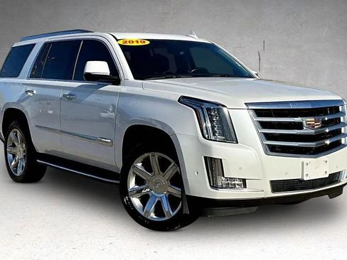 Used 2019 Cadillac Escalade Luxury AWD/4WD image 3