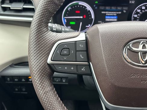 Used 2023 Toyota Sienna Platinum image 21