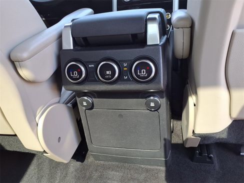 Used 2019 Land Rover Discovery HSE image 17