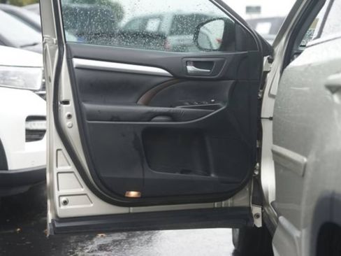 Used 2015 Toyota Highlander XLE FWD image 33
